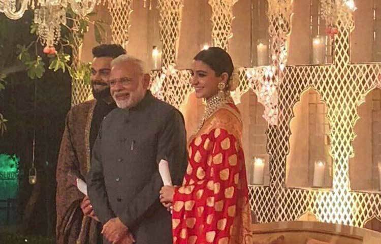 বিরাট-আনুশকার আমন্ত্রণে নবদম্পতিকে শুভেচ্ছা জানাতে এলেন প্রধানমন্ত্রী নরেন্দ্র মোদী।