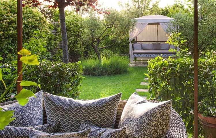 বর্গ সান্তো পিয়েত্রো : ইতালির তাস্কানিতে রয়েছে এই ভিলা। ফোর্বসের তিন নম্বরে রয়েছে এর স্থান। এখন প্রতি সপ্তাহে এর ভাড়া প্রায় ১৪ লাখ ৬ হাজার ৯৪৪ ডলার।