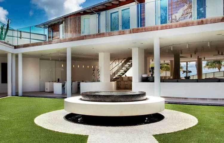 ভিলা রকস্টার : প্রতি সপ্তাহে এর ভাড়া প্রায় ১৪ লাখ ৫ হাজার ডলার। ফোর্বসের তালিকার পঞ্চম স্থানে রয়েছে এই রিসোর্ট। ১৬ হাজার বর্গফুট এলাকা জুড়ে রয়েছে এই ভিলাটি।