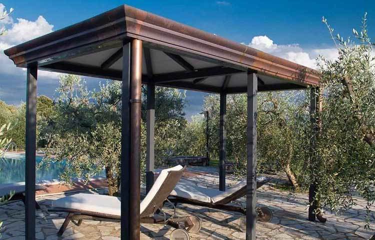 ভিলা কাসানোভা : ইতালির তাস্কানির এই দুর্গটি অষ্টাদশ শতকের। পরে ৩৬০ একের উপর অবস্থিত এই ভিলাটিকে রেনোভেট করা হয়। ১৪টি ব্যক্তিগত সুইট ও টেনিস কোর্ট রয়েছে এই ভিলায়। প্রতি সপ্তাহে প্রায় ১১ লাখ ৬ হাজার ডলার ভাড়া এই ভিলার।