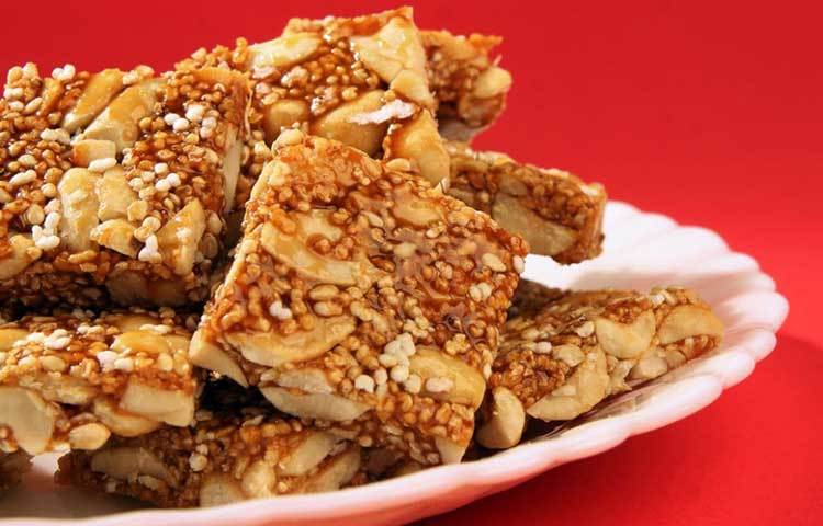 বাদাম : বাদাম খেলে শরীরের তাপমাত্রা বাড়ে।