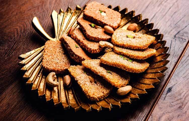 তিলের খাজা : শীতে তিলের খাজাও স্বাস্থ্যের জন্য বেশ উপকারী।