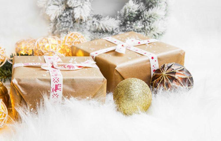 বড়দিন উপলক্ষে পাওয়া উপহার সামগ্রী এভাবে সাজিয়ে রাখুন। এতে ঘরের সাজসজ্জায় নতুনত্ব আসবে।