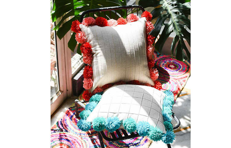 বসার আসনটিতে আনতে পারেন ভিন্নতা।