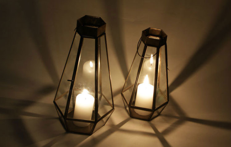 বড়দিনে আলো খুব গুরুত্বপূর্ণ একটা ভূমিকা পালন করে। তাই এই সময়ে বিভিন্ন ধরণের ল্যাম্পশেড ব্যবহার করতে পারেন।