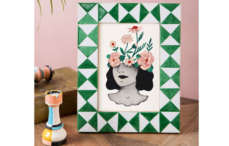 সবুজ, লাল এবং ব্রাউন রঙের জিনিস দিয়ে ঘর সাজাতে পারেন।