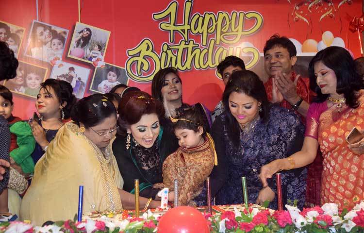 আনন্দঘন অনুষ্ঠানের মধ্য দিয়ে আব্রামের জন্মদিনের কেক কাটা হচ্ছে। ছবি : মাহবুব আলম