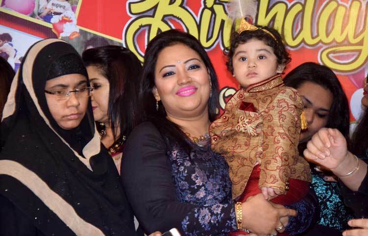 আব্রামকে জন্মদিনে আশীর্বাদ জানাতে এসেছিলেন ফোক সম্রাজ্ঞী মমতাজ। ছবি : মাহবুব আলম