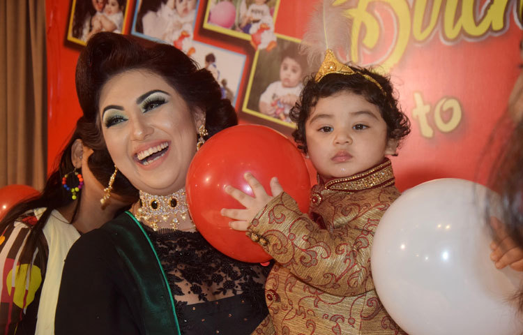 জন্মদিনে মা অপু বিশ্বাসের কোলে আব্রাম খান জয়। ছেলের জন্মদিনে মায়ের বাঁধ ভাঙা হাসি। ছবি : মাহবুব আলম