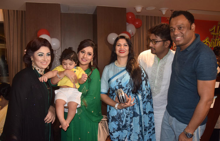 চিত্রনায়িকা পূর্ণিমার কোলে আব্রাম। জন্মদিনে সহকর্মীদের পেয়ে অনেক আনন্দিত আব্রামের মা অপু বিশ্বাস। ছবি : মাহবুব আলম