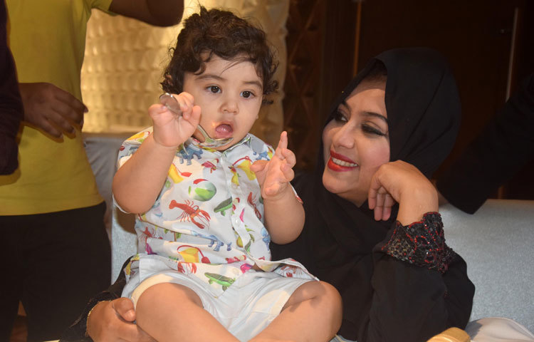 আব্রামকে আদর করছেন চিত্রনায়িকা শাবনূর। জন্মদিনে সবাই আসলেও আসেনি আব্রামের বাবা শাকিব খান। ছবি : মাহবুব আলম