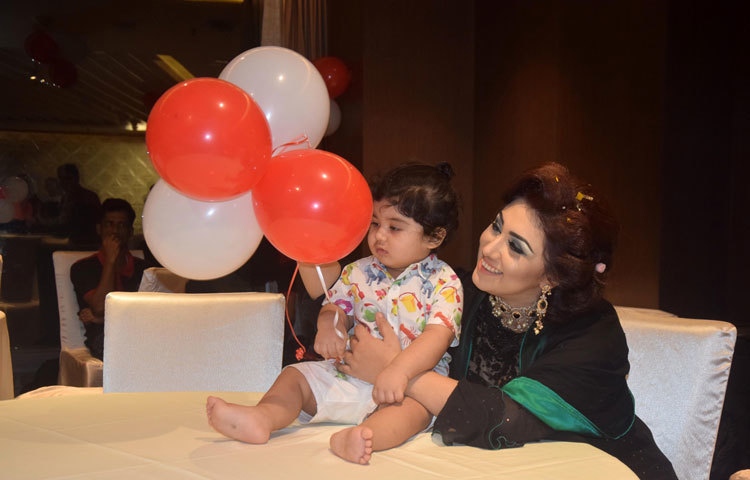 আব্রামকে জন্মদিনের রঙিন বেলুন দেখাচ্ছেন তার মা অপু বিশ্বাস। ছবি : মাহবুব আলম