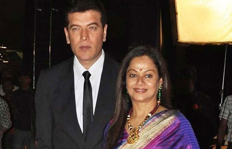 কঙ্গনা রানাউতের সঙ্গে আদিত্য পাঞ্চোলির সম্পর্ক বলিউডের ‘হট’ খবর। যদিও স্ত্রী জারিনা ওয়াহাব বরাবর আদিত্যর পাশে ছিলেন। আজও রয়েছেন।