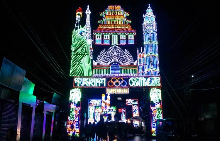রঙ-বেরঙের ঝারবাতি আর বর্ণিল আলোকসজ্জায় পূজাময় অন্য এক আগরতলার রূপে মুগ্ধ পর্যকটরা।