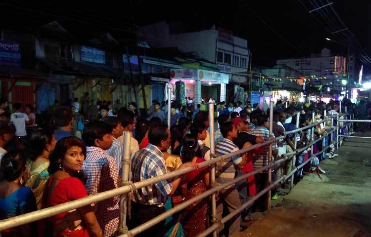 পূজা দেখতে আসা দর্শনার্থীদের ভিড়। বৃহস্পতিবার (২৮ সেপ্টেম্বর) মহাঅষ্টমীতে সন্ধ্যা থেকে মধ্যরাত পর্যন্ত আগরতলা পৌর শহরের দৃশ্য।