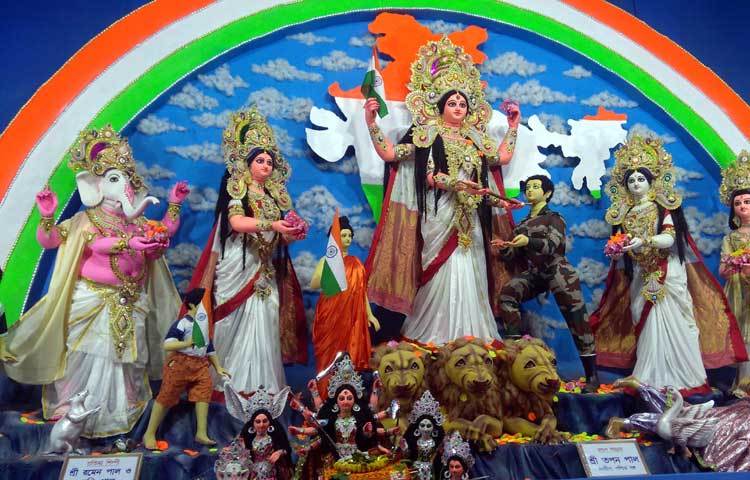 ব্যক্তিগত পূজা মণ্ডপগুলোর চেয়ে ক্লাবভিত্তিক করা মণ্ডপগুলোই ছিল সবচেয়ে বড়। দেবী দূর্গার আরাধনায় উলু ধ্বনিতে মুখরিত ছিল মণ্ডপগুলো।