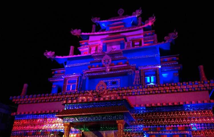 প্রতিটি পূজা মণ্ডপেই দেবীর ভক্ত ও দর্শনার্থীদের ছিল উপচে পড়া ভিড়।