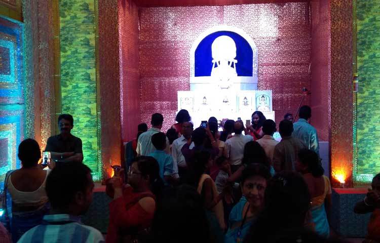 দর্শনার্থীদের মধ্যে ভারতীয়দের তুলনায় বাংলাদেশিদের সংখ্যাই ছিল সবচেয়ে বেশি। বৈরি আবহাওয়া উপেক্ষা করেই বাংলাদেশি পর্যটকদের ঘুরতে দেখা গেছে।