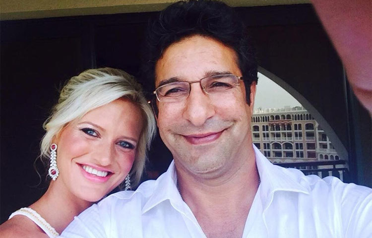 ওয়াসিম আক্রামের বয়স ৫০ বছর তার স্ত্রী সানিয়েরা আক্রামের বয়স ৩৩ বছর। তাদের বয়সের তফাত ১৭ বছর।