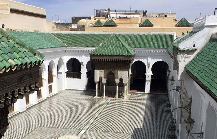 আল-কারাওইন বিশ্ববিদ্যালয়: ৮৫৯ সালে ফাতিমা আল-ফিহরি মরক্কোর ফেজে এই বিশ্ববিদ্যালয়টি প্রতষ্ঠিা করেছিলেন। এখনও সমানতালে এই বিশ্ববিদ্যালয়ে পঠনপাঠন চালু রয়েছে।