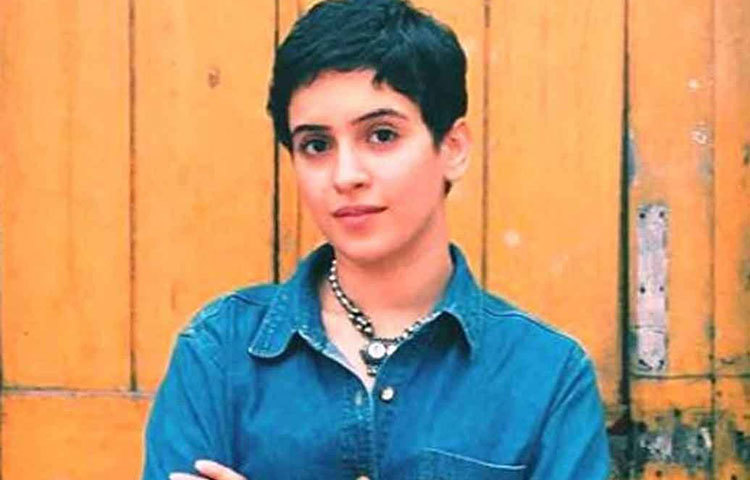 সিক্রেট সুপারস্টারের একটি গান ‘সেক্সি বালিয়ে’র কোরিওগ্রাফ করেছেন সানিয়া মলহোত্র। দঙ্গল ছবিতে সানিয়াই আমিরের ছোট মেয়ের চরিত্রে অভিনয় করেছিলেন।