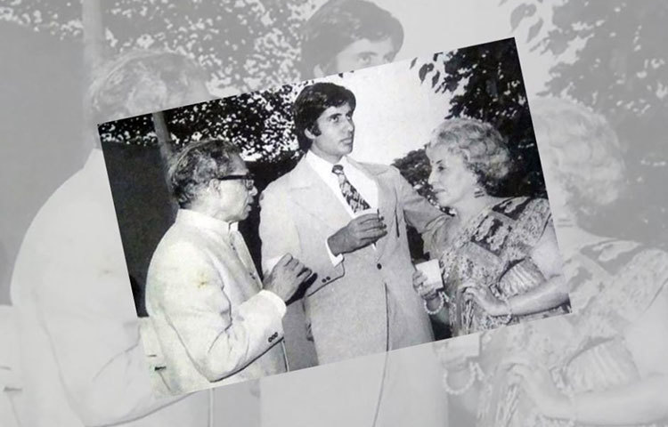 অমিতাভের জীবনের সেরা মুহূর্ত! বাবা হরিবংশ রাই বচ্চন ও মা তেজি বচ্চনের সঙ্গে তিনি।