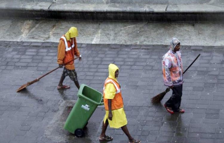 মুম্বাইয়ের ঘোর বর্ষাতেও স্বচ্ছ ভারত মিশন অভিযানের কর্মীরা কাজ করে চলেছেন। জানালা থেকে ছবিটি তুলেছেন অমিতাভ নিজে।