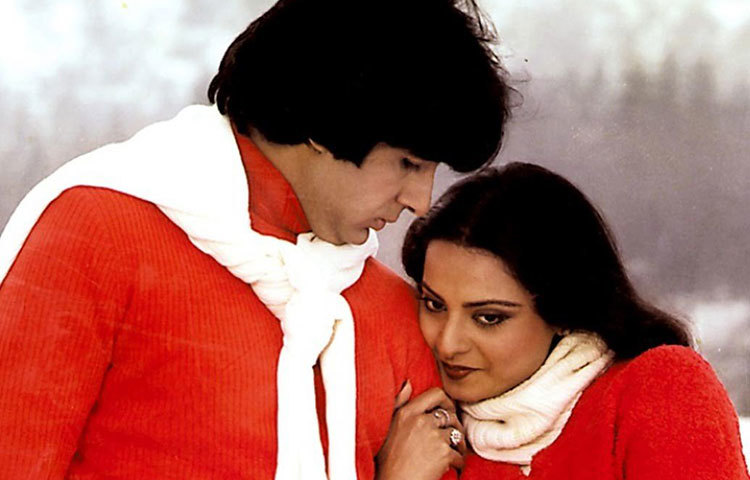 ‘সিলসিলা’ ছবিতে ম্যাজিক তৈরি করেছিলেন যশ চোপড়া। রেখা-অমিতাভ-জয়া এই ত্রিকোণ অনস্ক্রিন সম্পর্কের অফস্ক্রিন রসায়ন নিয়েও আলোচনা শুরু হয় বলিউডে।