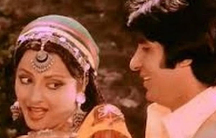 অমিতাভের সঙ্গে সম্পর্কের বিষয়ে রেখা প্রকাশ্যে মুখ খুললেও অমিতাভ বা বচ্চন পরিবারের সকলেই দীর্ঘদিন ধরে এই ইস্যুতে নীরব থেকেছেন।