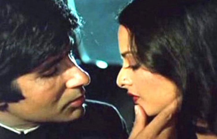 রেখা একবার এক সাক্ষাতকারে বলেছিলেন, ইন্ডাস্ট্রিতে অমিতাভের থেকে তিনি সিনিয়র হলেও অভিনেতা অমিতাভের সামনে দাঁড়ানোটা খুব একটা সহজ বিষয় ছিল না।