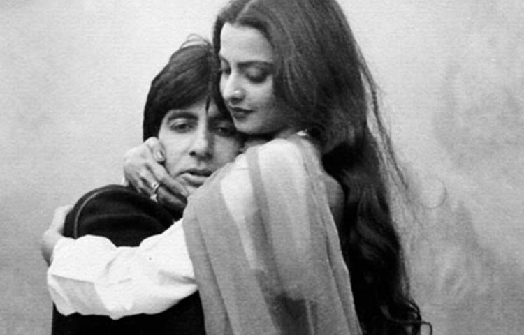 রেখা জানিয়েছিলেন, ‘দো আনজানে’ ছবিতে সই করার সময় তার প্রথম আলাপ হয় অমিতাভের সঙ্গে। তার আগে জয়া বচ্চনের স্বামী হিসেবে তিনি অমিতাভকে চিনতেন। কাজ করার সময়ও নাকি রেখা খুব নার্ভাস ছিলেন।