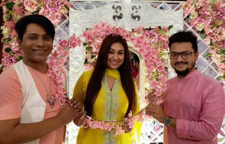 নৃত্যশিল্পী ও কোরিওগ্রাফার ইভান শাহরিয়ার সোহাগের রাজধানীর নিকেতনের বাসায় জন্মদিন উদযাপন অনুষ্ঠানের আয়োজন করা হয়। ছবি : শিথিল রহমান