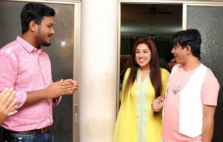 জন্মদিনে শুভেচ্ছা জানাতে এসেছিলেন নাচের সংগঠন নৃত্যভূমির সদস্যরা। বন্ধুদের এমন আয়োজনে অপু আনন্দে আত্মহারা হয়েছেন। ছবি : শিথিল রহমান