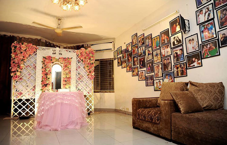 জন্মদিনে অপু বিশ্বাসকে বিশেষ গেট উপহার দেয়া হয়। ছবি : শিথিল রহমান