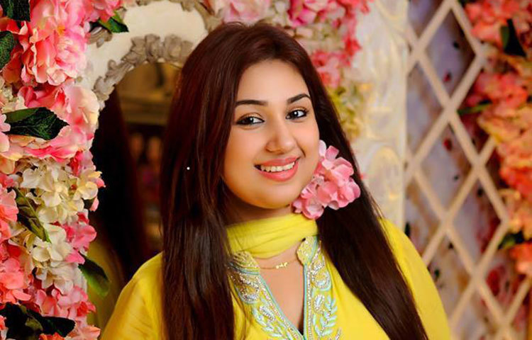 বন্ধুদের কাছ থেকে জন্মদিনে এমন চমক পেয়ে সত্যিই আনন্দিত অপু। ছবি : শিথিল রহমা