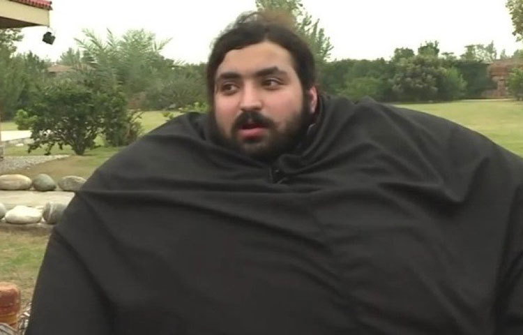 শক্তিশালী এই মানুষটিকে অনেকে আবার ‘দ্য হাল্ক’ বলেও ডাকেন। ‘খান বাবার’ বসবাস পাকিস্তানের মর্দানে।