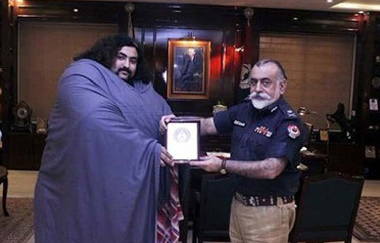 শক্তিশালী এই মানুষটির বয়স মাত্র ২৫। তার ওজন ৪৩৫ কেজি।