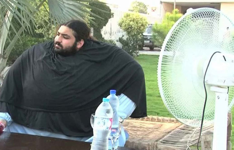 আরবাব খিজির হায়াত প্রতিদিন ১০ হাজার ক্যালোরি খাবার খান। এরমধ্যে ৩৬টি ডিম, ৩ কেজি মাংস আর ৫ লিটার দুধ।