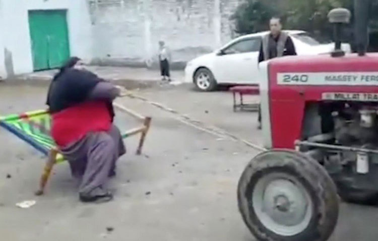 দড়ি দিয়ে ট্রাক্টর টেনে নিয়ে যাচ্ছেন হায়াত। তিনি এক হাতে একজন মানুষ এবং ১০ হাজার পাউন্ড পর্যন্ত ওজন অবলীলায় তুলতে পারেন।