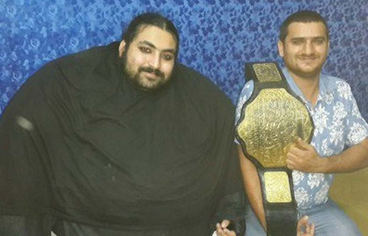 ‘খান বাবার’ দাবি, তিনিই বিশ্বের সবচেয়ে শক্তিশালী মানুষ।