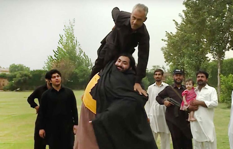 শক্তিশালী এই মানুষটি এখন পাকিস্তানের ‘মিনি স্টার’। রোজই তাকে দেখতে ভিড় করেন শতাধিক মানুষ।