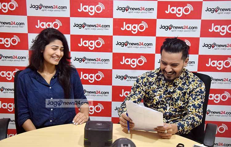 ইমতু রাতিশের উপস্থাপনায় ফেসবুক লাইভে অংশ নেন এভ্রিল। ছবি : মাহবুব আলম