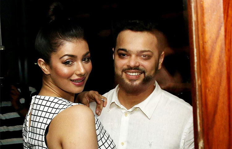 আয়েশা টাকিয়া : ক্যারিয়ারের প্রায় শুরুতেই, মাত্র ২৩ বছর বয়সে তিনি বিয়ে করেন হোটেলিয়র বয়ফ্রেন্ড, ফারহান আজমিকে।