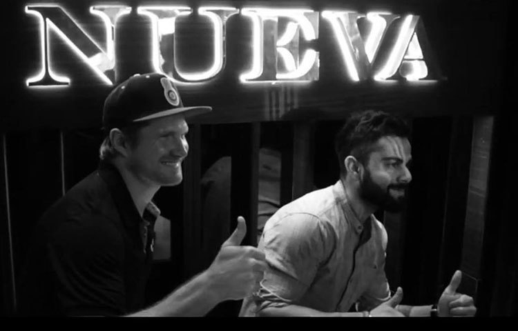 কিছুদিন আগে বিরাট কোহলি দিল্লিতে ‘নুয়েভা’ নামে নিজের একটা রেস্তোরাঁ খুলেছেন। এই রেস্তোরাঁয় জায়গা করে নিয়েছেন বিশ্বের সেরা শেফরা।