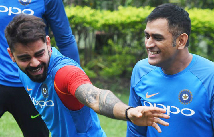 কোহলির কাণ্ড দেখে হেসে সারা ধোনি।