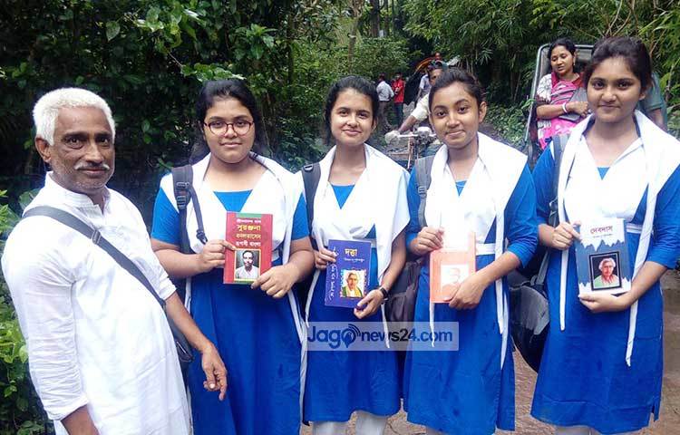 ছাত্রীদের মাঝে বই বিতরণ করছেন আ. লতিফ খসরু। তিনি মরহুম আ. সোবহান স্মৃতি পাঠাগারের প্রতিষ্ঠাতা। ছবি : হাসান মামুন