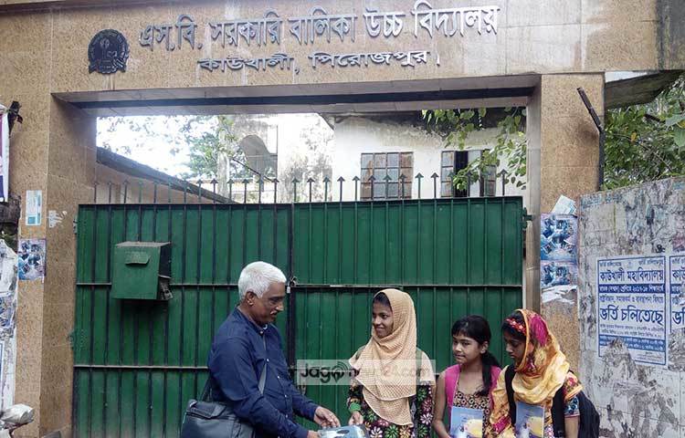 শিশুদের মাঝে বই বিতরণ করছেন আ. লতিফ খসরু। তিনি মনে করেন সুশিক্ষা মানুষকে আশাবাদী, অত্মপ্রত্যয়ী, উন্নত, আলোকিত ও বিকশিত করতে পারে। ছবি : হাসান মামুন