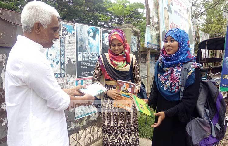 তার এই ভ্রাম্যমাণ পাঠাগারের মাধ্যমে বই বিতরণের উদ্দেশ্য সমাজের প্রতিটি মানুষকে বইমুখী করা ও জ্ঞান আহরণ করানো। ভ্রাম্যমাণ লাইব্রেরির মাধ্যমে পাঠকদের হাতে বই পৌঁছে দেন তিনি। ছবি : হাসান মামুন