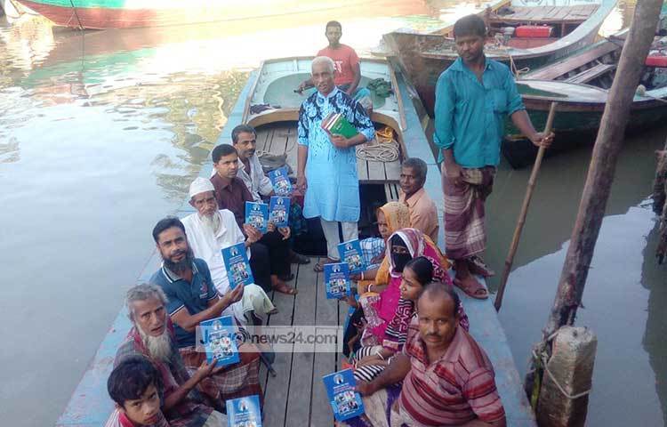ট্রলারে যাত্রীদের বই পাঠে উদ্ধুদ্ধ করছেন বইপ্রেমী খসরু। ছবি : হাসান মামুন
