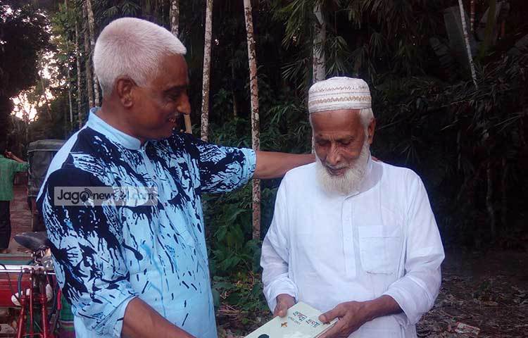 প্রবীণ এই মানুষটির হাতে বই তুলে দিচ্ছেন খসরু। ছবি : হাসান মামুন